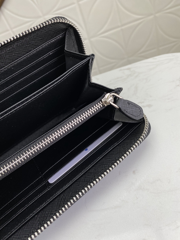 プラダ財布コピー着用イメージ